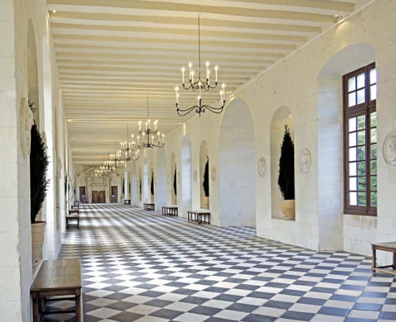 Uno de los pasillos interiores sobre el rio Cher