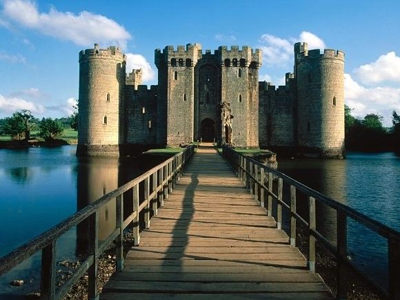 Fotografía de la entrada al castillo de Bodiam en Inglaterra, Reino Unido
