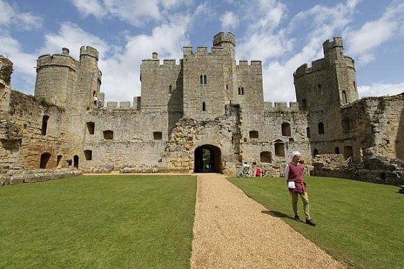 Patio interior del castillo de Bodiam en Inglaterra
