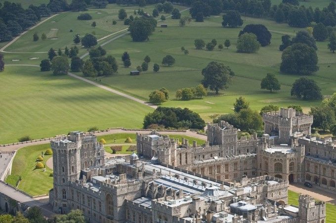 Y otro más, pero difícil de creer como candidato a Camelot, solo por ser el castillo habitado más antiguo