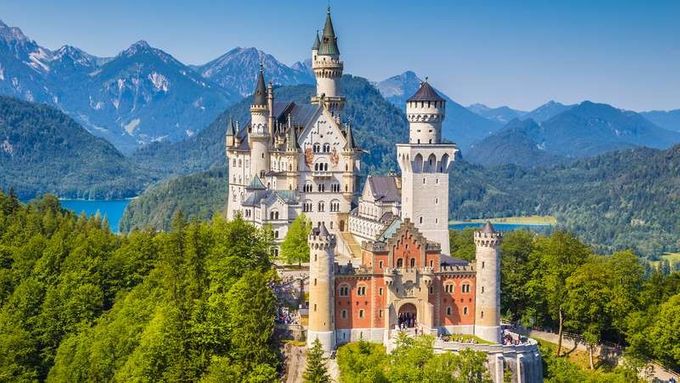 Vea la magnífica grandeza del castillo de Neuschwanstein cerca de Füssen, Alemania