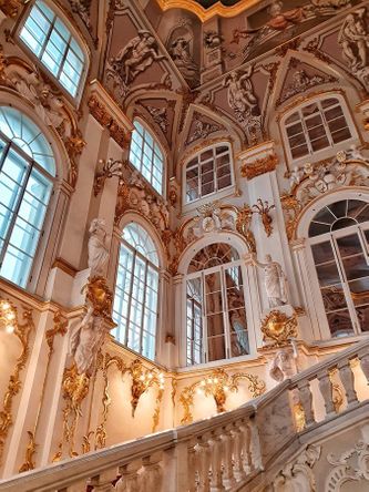 Escaleras de Gala en el interior del Palacio de Invierno – Hermitage, San Petersburgo, Rusia