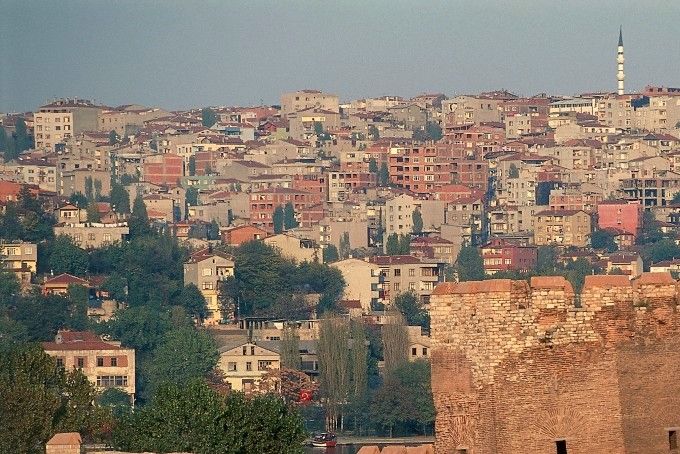 Las Ruinas de la vieja ciudad de Constantinopla, en el Bósforo sobresalen de la Turquía moderna y pujante de este nuevo siglo.