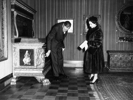 Sir Anthony Blunt y la Princesa Margarita, c1958. (Foto de Edward Miller/Keystone/Getty Images)