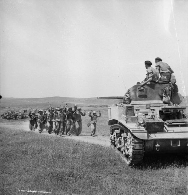 Las tropas alemanas se rinden a la tripulación británica de un tanque Stuart cerca de Frendj, el 6 de mayo de 1943.