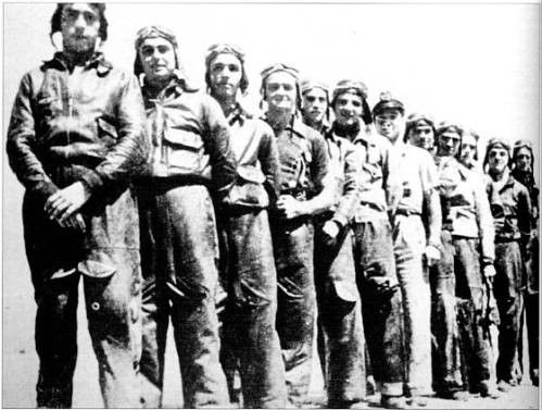Los pilotos de la 3ra. Escuadrilla en Sabadell, 1938: Bravo, Margalef, Calvo,
Pitarch, Sirvent, Ucar, Toquero, Paredes,Quereda, Beltrán, Tarazona y Montilla
